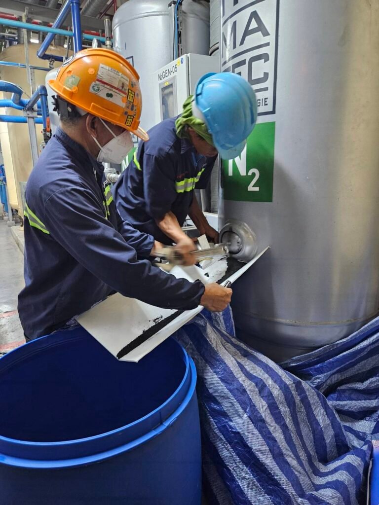 Media Replacement and Servicing for PSA Nitrogen Systems 4 Media Replacement and Servicing of NANOMATEC PSA Nitrogen Generator – Activated Carbon and Molecular Sieve 3A (3–5 mm) Refill Operation 251027_101042